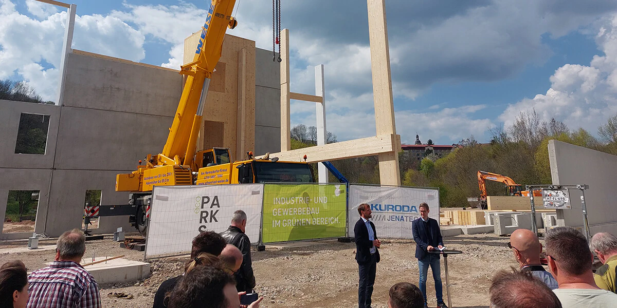 Beim Richtfest des neuen Gebäudes: Wilm Schwarzpaul (l.), Geschäftsführender Gesellschafter EcoPARKS/Projektentwickler, und Dr. Olaf Pösse, Geschäftsführer Jenaer Gewindetechnik. Bild: LEG Thüringen Beim Richtfest des neuen Gebäudes: Wilm Schwarzpaul (l.), Geschäftsführender Gesellschafter EcoPARKS/Projektentwickler, und Dr. Olaf Pösse, Geschäftsführer Jenaer Gewindetechnik.